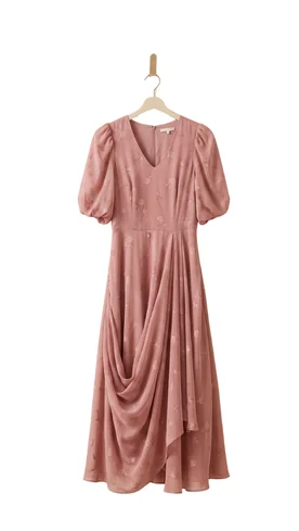 Vestido femenino colgado en percha